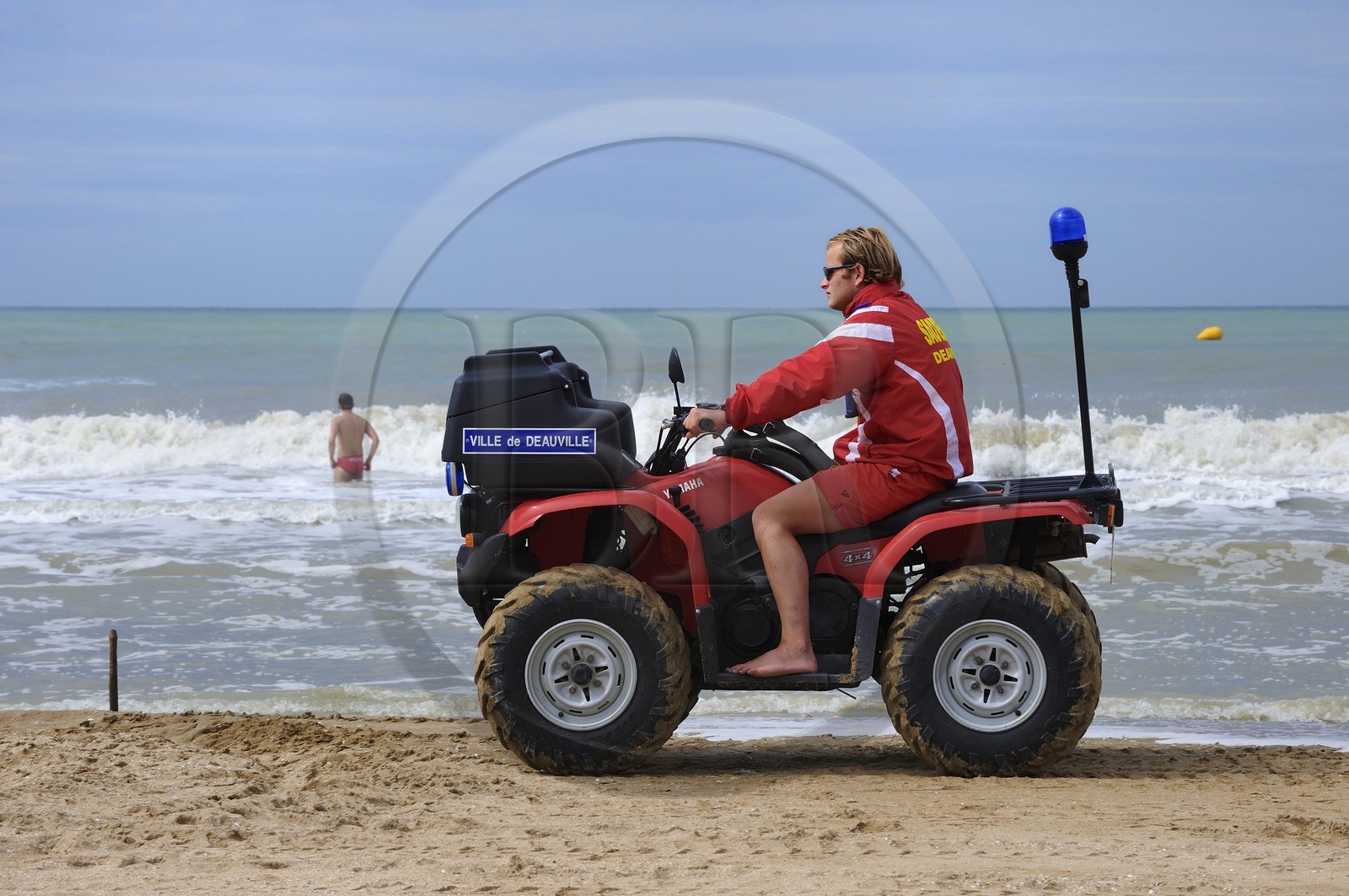 France, Calvados (14), Pays d'Auge, Deauville, sauveteur en mer de la plage sur un quad
