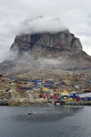 Groenland, cote ouest, la ville d'Uummannaq dominée par le mont Uummannaq qui culmine à 1170 m