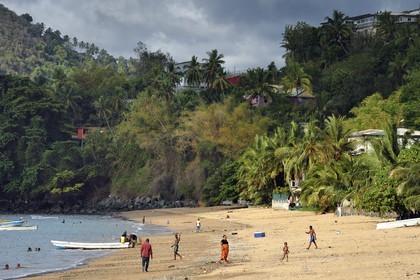 France, Ile de Mayotte, Grande-Terre, Sada, pêcheurs sur la plage