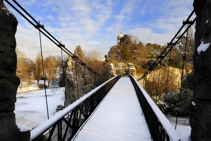 France, Paris (75), parc des Buttes Chaumont sous la neige, l'île du parc surmontée du temple de la Sibylle construit en 1869 par l'architecte Gabriel Davioud