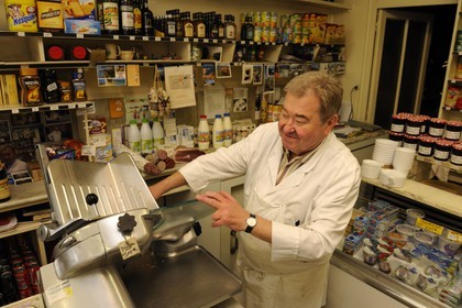 France, Paris (75), île Saint Louis, monsieur Lefranc dans son épicerie de la rue Saint-Louis-en-l'île