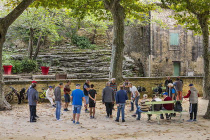 France, Gard (30), Vers-Pont-du-Gard, joueurs de pétanque sur la place du village qui est sur le chemin longeant le tracé de l'aqueduc romain de Nimes