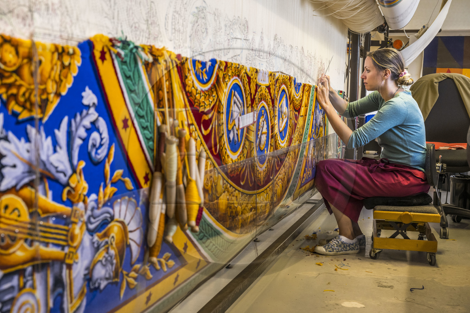 France, Hérault (34), Lodève, Manufacture de la Savonnerie unique annexe de la Manufacture Nationale de tapis de la Savonnerie des Gobelins, fabrication du tapis des Cohortes d'après un modèle de Jacques-Louis de la Hamayde de Saint-Ange destiné au Palais de la Légion d'Honneur, la licière Morgane Pognard démèle les couleurs sur le métier à tisser