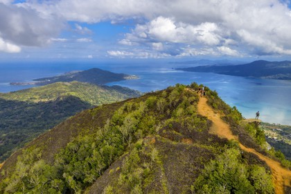 France, Ile de Mayotte, Grande-Terre, Réserve Forestière des Cretes du Sud, randonneurs au sommet du Mont Choungui (594 mètres) et la Baie de Bouéni en arrière plan (vue aérienne)