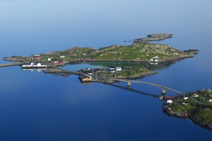 Norvège, Nordland, Iles Lofoten, Ile de Moskenes, village de pêcheurs de Hamnoy près de Reine (vue aérienne)