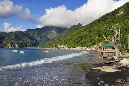 Caraïbes, Ile de la Dominique, la baie de Soufrière, village de Scotts Head et de Soufrière en arrière plan