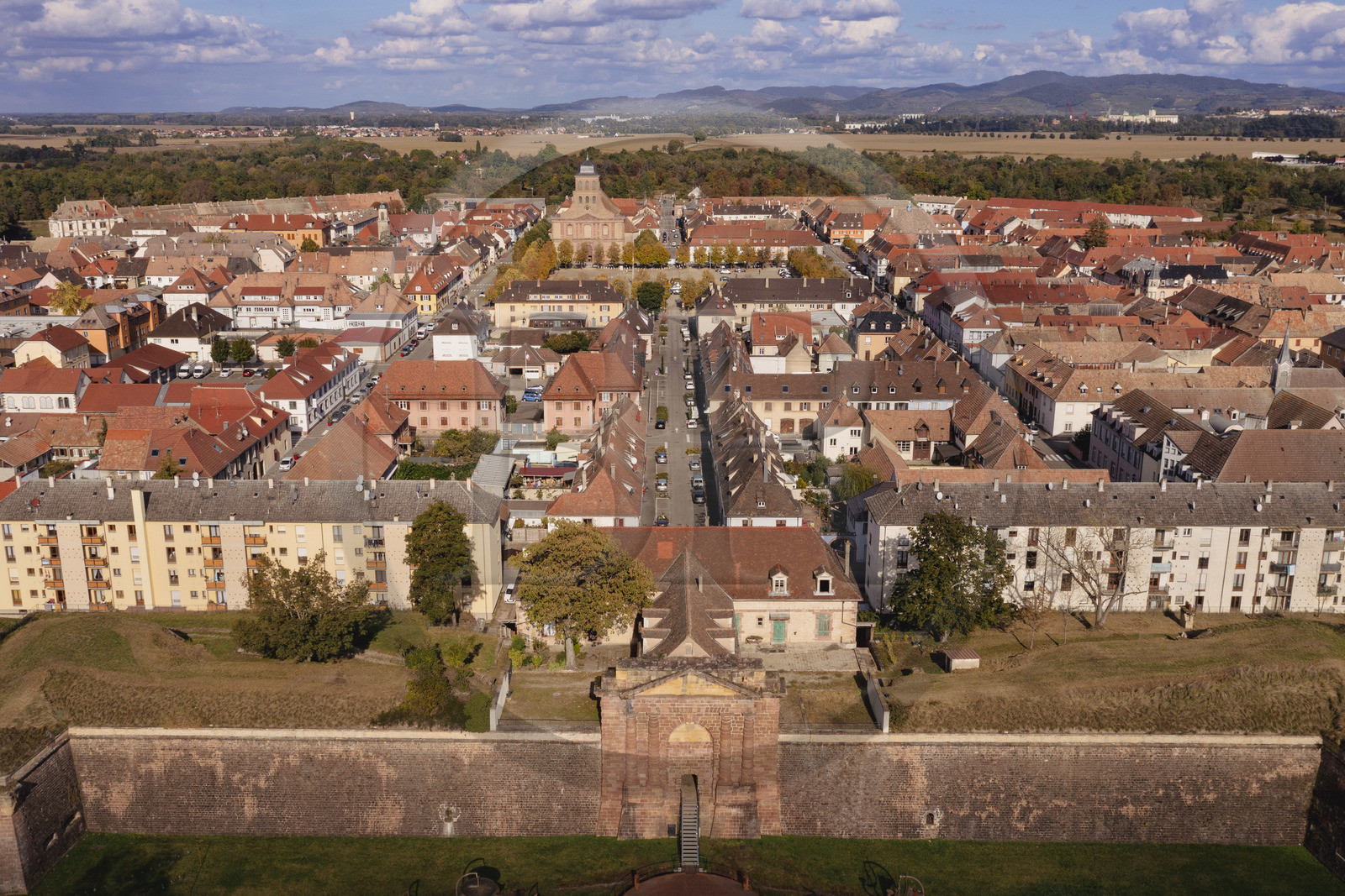 France, Haut-Rhin (68), Neuf-Brisach, ville fortifiée par Vauban, classée Patrimoine Mondial de l'UNESCO, la Porte de Belfort au sud-ouest et la Forêt Noire en arrière plan (vue aérienne)