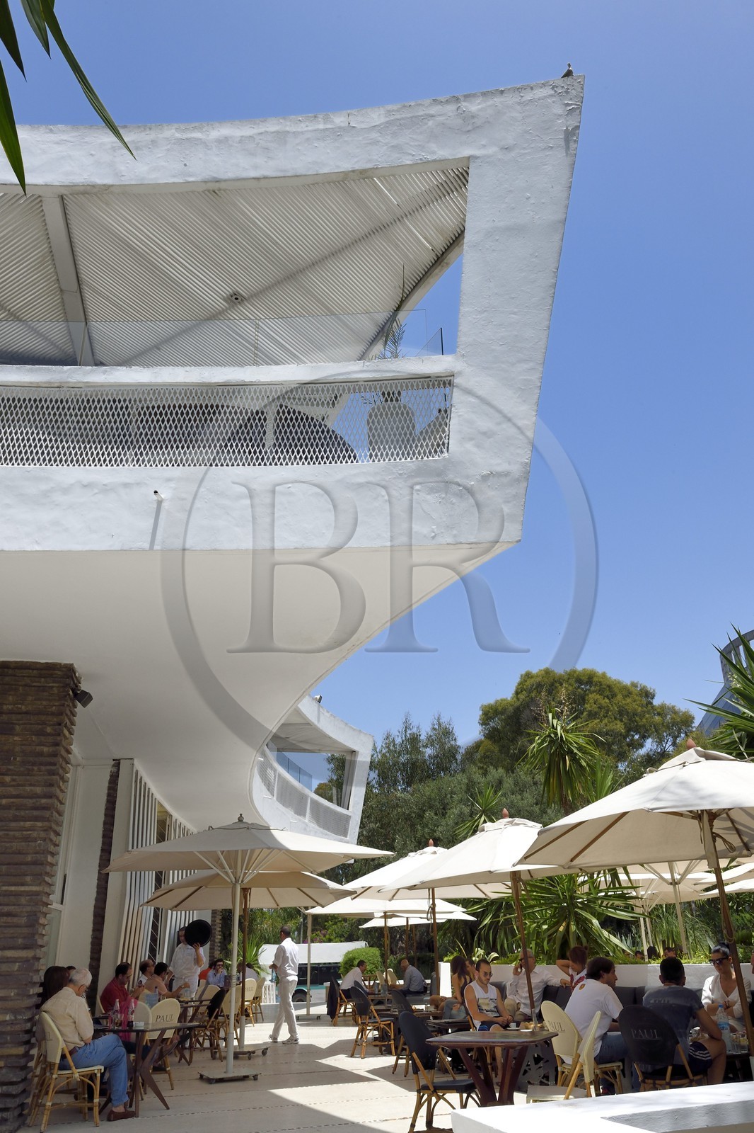 Maroc, Casablanca, quartier d'Anfa, villa Sami Suissa construite par les architectes Jean-François Zévaco et Paolo Messina en 1947, reconverti en restaurant Chez Paul