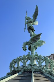 France, Rhône (69), Lyon, site historique classé Patrimoine Mondial de l'UNESCO, , la statue de Saint Michel Archange terrassant le dragon sculptée par Millefaut sur l'abside de la Basilique Notre Dame de Fourvière