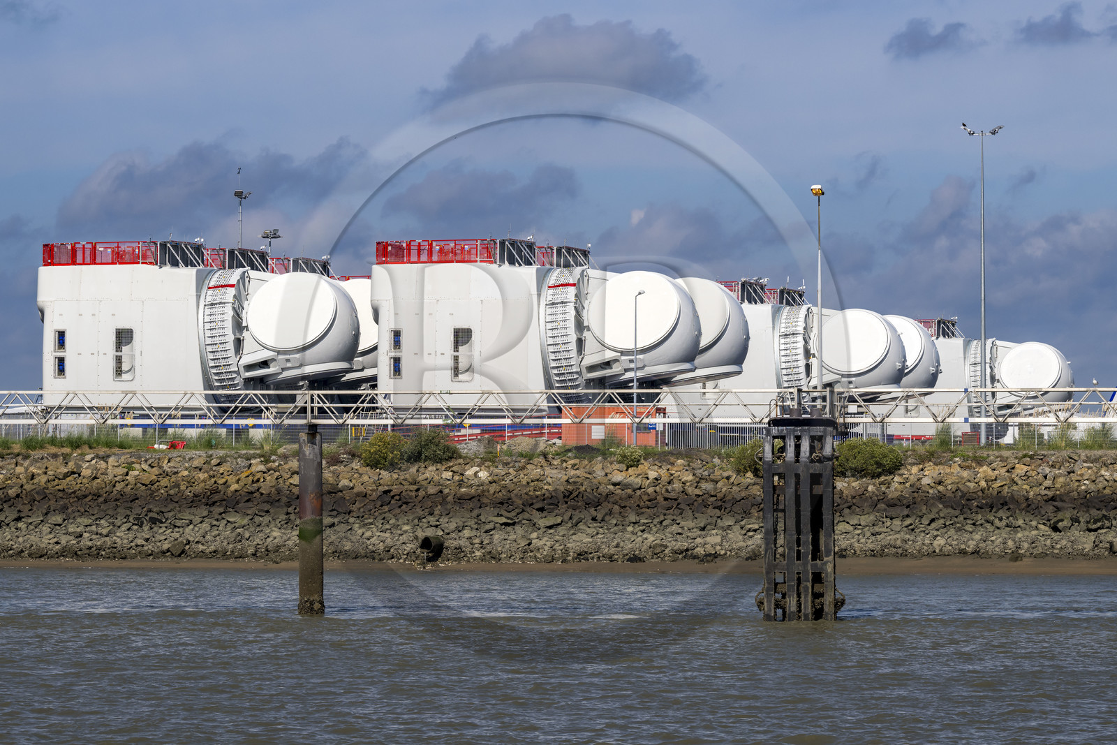 France, Loire-Atlantique (44), Estuaire de la Loire, Saint-Nazaire, Grand port maritime de Nantes-Saint-Nazaire, rotors d'éoliennes