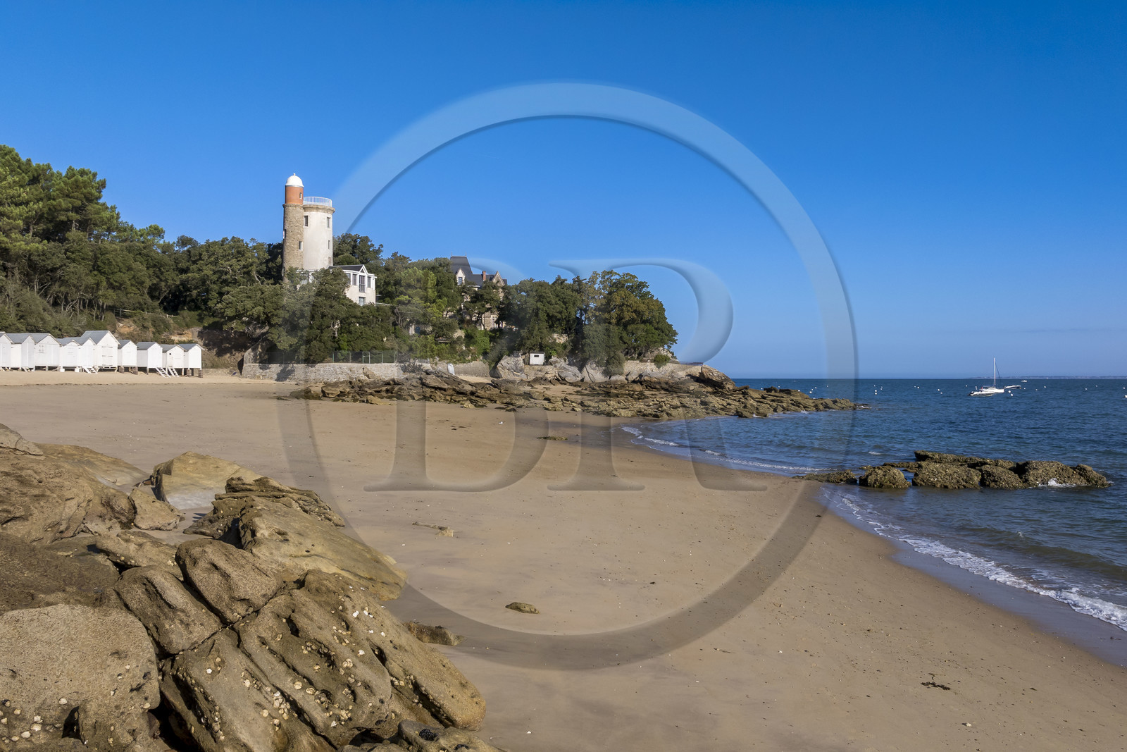 France, Vendée (85), Ile de Noirmoutier, Noirmoutier-en-l'Ile, le Bois de la Chaise, la plage de l'Anse Rouge et ses cabines de plage en bois, dominée par la Tour Plantier (vue aérienne)