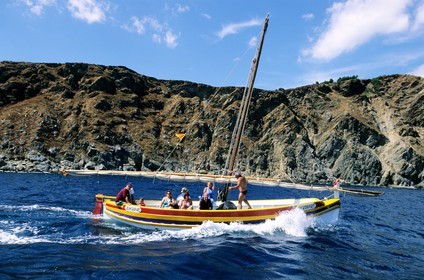 France, Pyrénées-Orientales (66), le côte Vermeille vers Banyuls-sur-Mer, une barque traditionnelle catalane