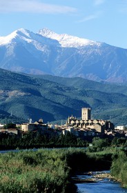 France, Pyrénées-Orientales (66), village de d'îlle-sur-Têt et le pic du Canigou dans le Ribéral