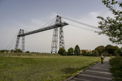 France, Charente-Maritime (17),  Rochefort, le pont transbordeur de Rochefort (ou Martrou) construit par Ferdinand Arnodin en 1900, cycliste faisant la véloroute