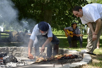 Argentine, province de Buenos Aires, San Antonio de Areco, estancia La Bamba de Areco, gauchos au campement, c'est le temps de la musique et des chants Estilos et Milongas, grillades au barbecue