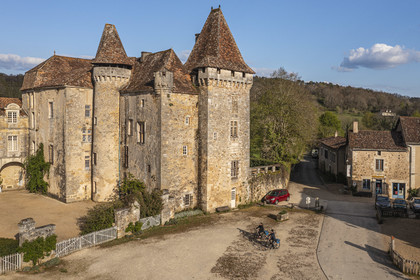 France, Dordogne (24), Périgord Vert, Saint-Jean-de-Côle, labellisé Les Plus Beaux Villages de France, cyclistes faisant la véloroute la Flow Vélo devant le Chateau de la Marthonye ou Marthonie (vue aérienne)