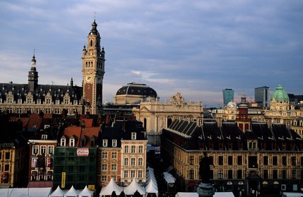 France, Nord (59), Lille, la Grand Place (place Charles de Gaulle) et le beffroi de la Chambre de Commerce et de l'Industrie