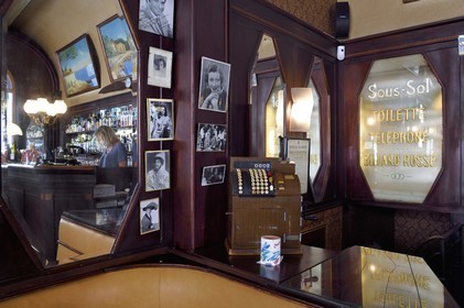 France, Allier (03), Vichy, restaurant Brasserie du Casino et des Artistes au décor Art déco et aux lambris d’acajou comportant de nombreuses glaces biseautées