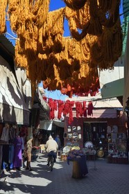 Maroc, Haut-Atlas, Marrakech, ville impériale, Médina classée Patrimoine Mondial de l'UNESCO, boutiques dans le souk des teinturiers, laine au séchage