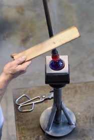 France, Moselle (57), Meisenthal, Centre international d’Art verrier (CIAV), l'atelier de soufflage, fabrication artisanale d'une boule de Noël, détachage de la canne