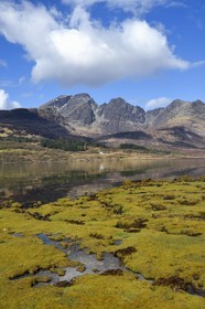 Royaume-Uni, Ecosse, région des Highlands, les Hébrides, Ile de Skye, le Loch Slapin vers Torrin et les montagnes des Red Cuillin