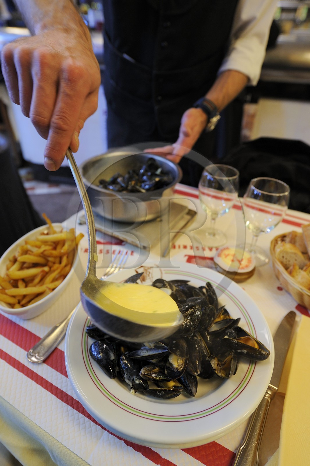 France, Calvados (14), Pays d'Auge, Trouville-sur-Mer, restaurant Les Vapeurs dont la spécialité est la moule-frite
