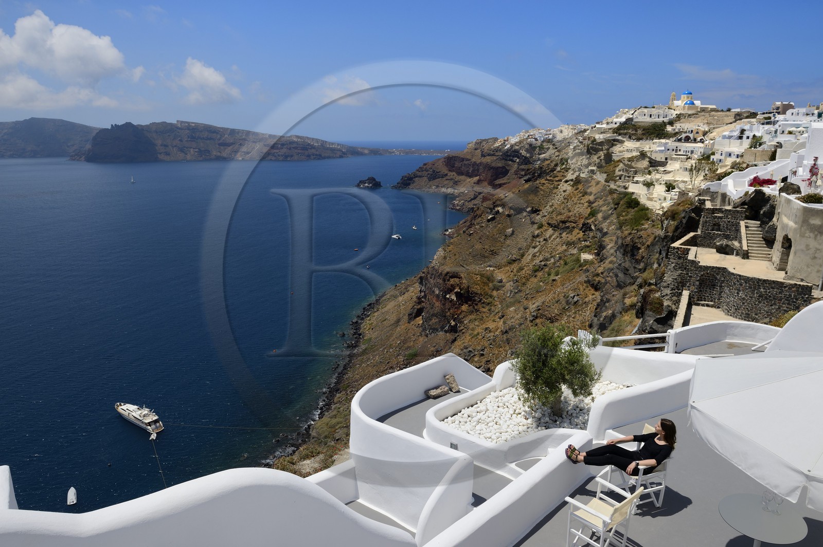 Grèce, Les Cyclades, mer Égée, île de Santorin (Thira ou Théra), village de Oia, l'hôtel Relais & Châteaux Kirini Suites & Spa qui surplombe la Caldera