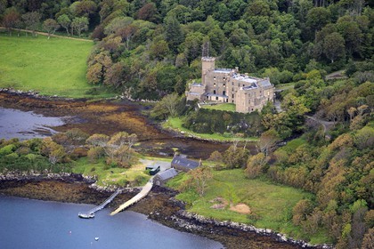 Royaume-Uni, Ecosse, Highland, Hébrides intérieures, Ile de Skye, chateau de Dunvegan du clan MacLeod (vue aérienne)