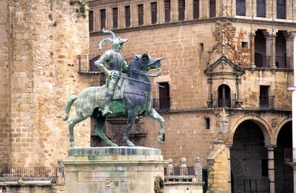 Espagne, Estrémadure, Trujillo, Plaza Constitution, statue équestre de Francisco Pizarro