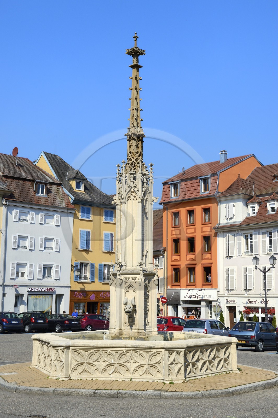 France, Haut-Rhin (68), Sundgau, Altkirch, la fontaine de la Vierge sur la place de la République