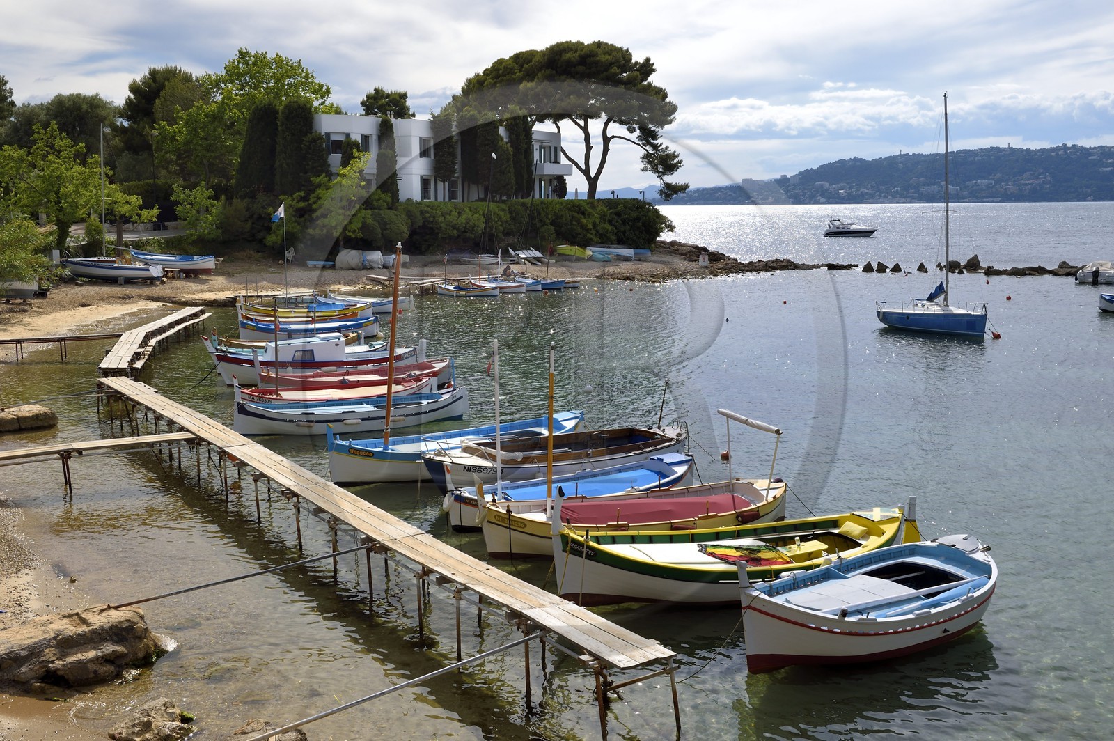 France, Alpes-Maritimes (06), Antibes, Cap d'Antibes, pointus au port de l'Olivette et la Villa Aujourd'hui de l'architecte Barry Dierks  en arrière plan