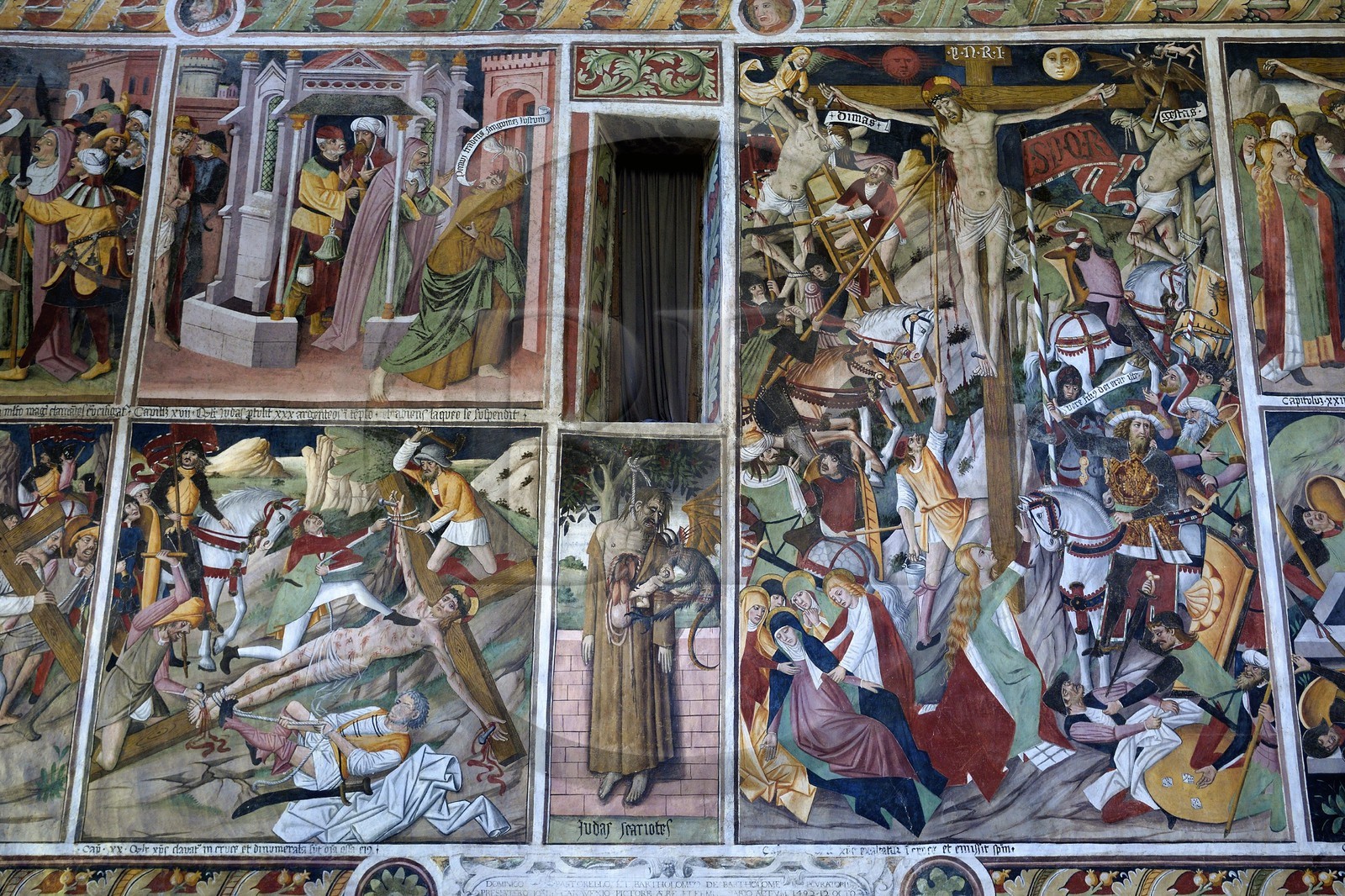 France, Alpes-Maritimes (06), vallée de la Roya, La Brigue, chapelle de Notre-Dame-des-Fontaines, fresques du XVe siècle attribuées à Jean Canavesio, la Crucifixion et Judas pendu