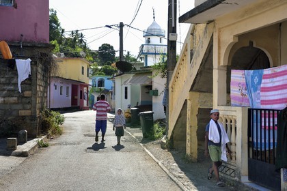 France, Ile de Mayotte, Grande-Terre, Sada, enfant portant un kofia brodé, chapeau traditionnel comorien