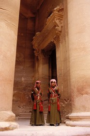 Jordanie, Petra, le Khazneh (le trésor) soldats de la légion arabe
