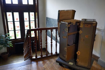 France, Alpes-de-Haute-Provence (04), vallée de l'Ubaye, Barcelonnette, villa mexicaine connue sous le nom de Villa Sapinière, Musée de la vallée, la malle-armoire de Louis Mille qui fit émigra au Mexique dans les années 30