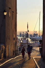 France, Var (83), Saint-Tropez, ruelle rejoignant le port depuis la place de l'Hotel de Ville