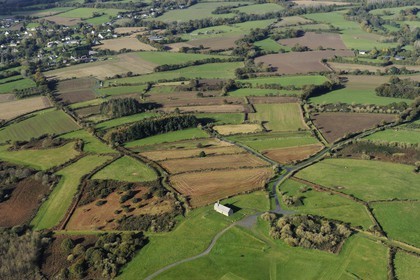 France, Côtes-d'Armor (22), chapelle Saint-Hervé au sommet du Menez Bré (vue aérienne)