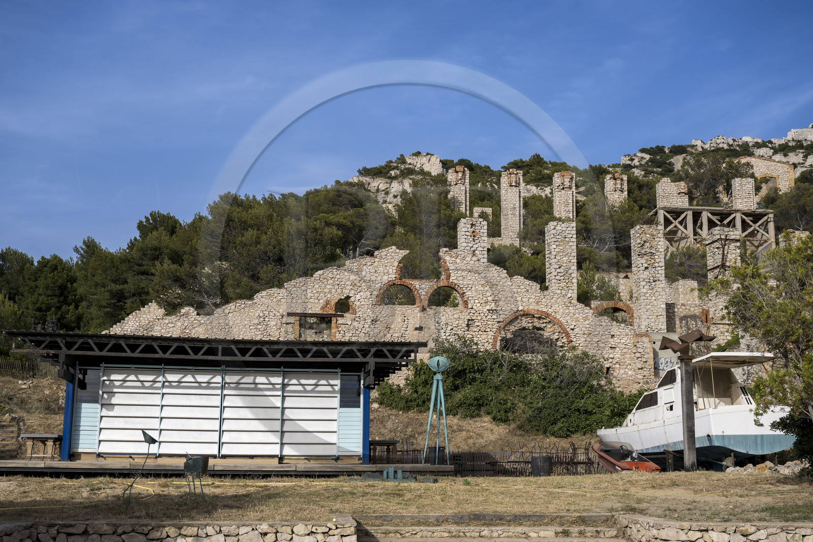 France, Bouches-du-Rhône (13), Marseille, quartier des Goudes, La Friche de l'Escalette dans les ruines d’une ancienne usine de traitement de plomb, Bungalow du Cameroun (1964) de l'architecte Jean Prouvé & Atelier LWD