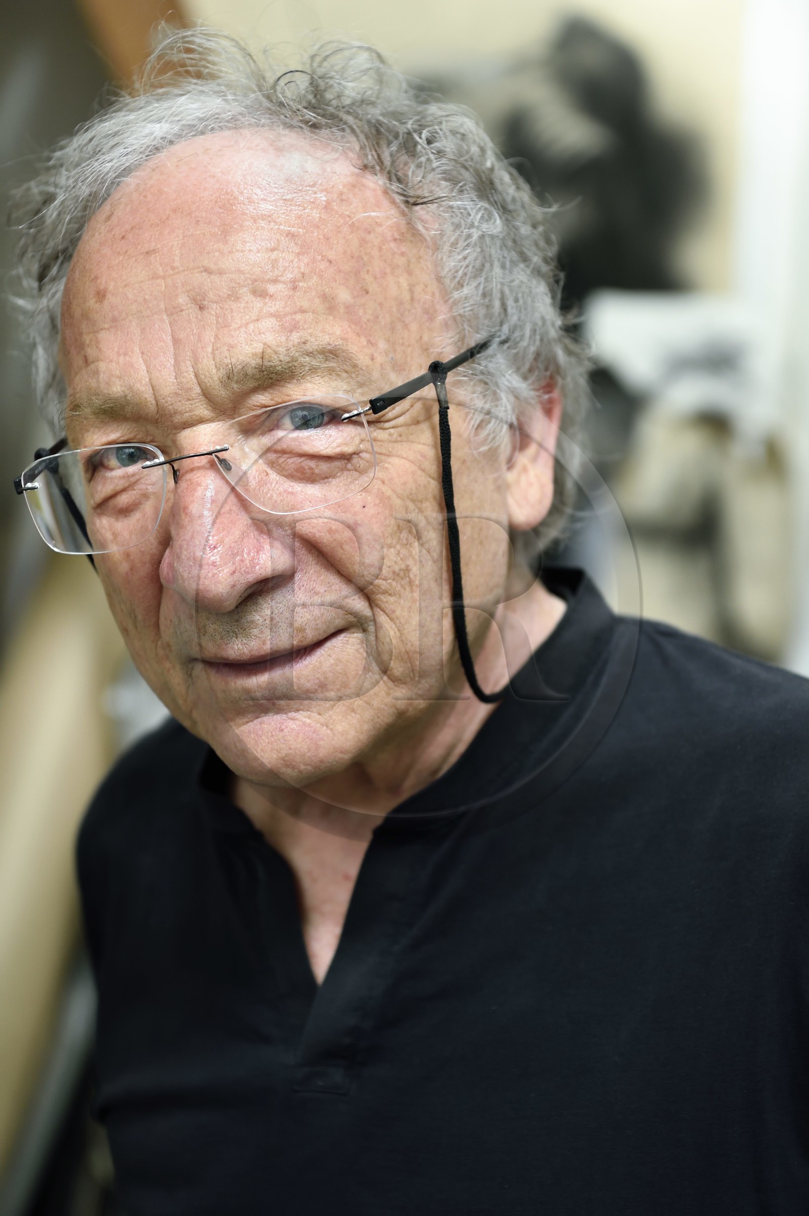 France, Ivry-sur-Seine (94), l'artiste plasticien Ernest Pignon-Ernest dans son atelier