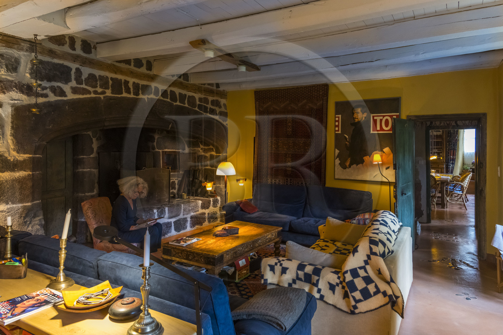 France, Haute-Loire (43), Bouchet-Saint-Nicolas, randonnée avec un âne sur le chemin de Stevenson (GR 70), Marie nous reçoit dans sa maison d'hotes Le Potala