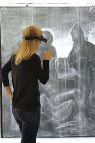 France, Paris (75), Laboratoire du Centre de recherche et de restauration des musées de France (C2RMF), observation d'une radio du panneau peint sur bois de Zenale, déposition de croix Italie du Nord XVème siècle