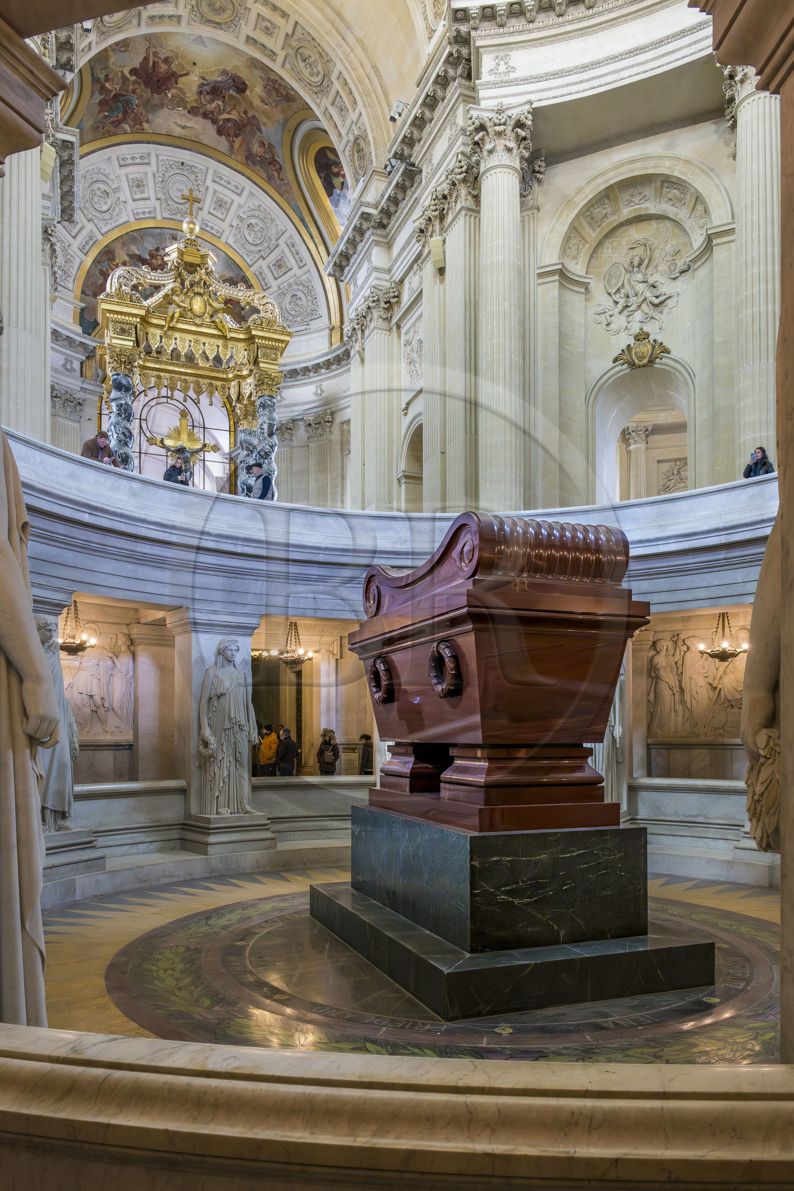 France, Paris (75), Hotel des Invalides, la cathédrale Saint-Louis-des-Invalides, le panthéon militaire, le tombeau de Napoléon 1er en quartzite rouge