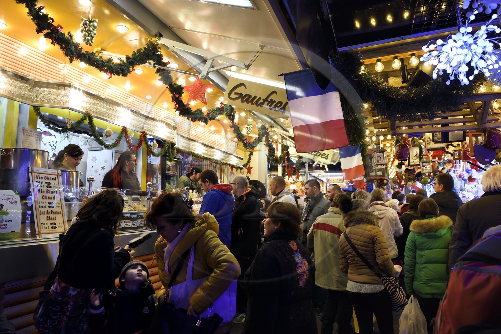 France, Bas-Rhin (67), Strasbourg, vieille ville classée Patrimoine Mondial de l'UNESCO, marché de Noël (Christkindelsmarik) de la place Broglie