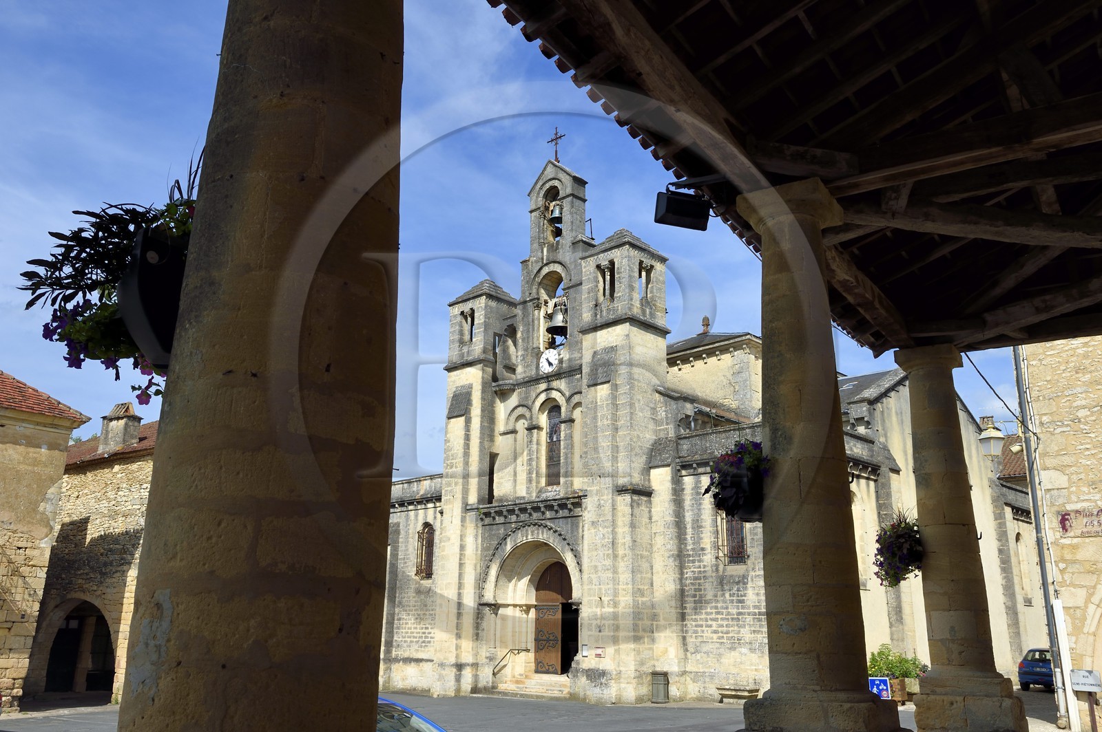 France, Dordogne (24), Périgord Noir, Villefranche-du-Périgord, La halle et ses colonnes toscanes, en arrière plan l'église Notre-Dame-de-l'Assomption