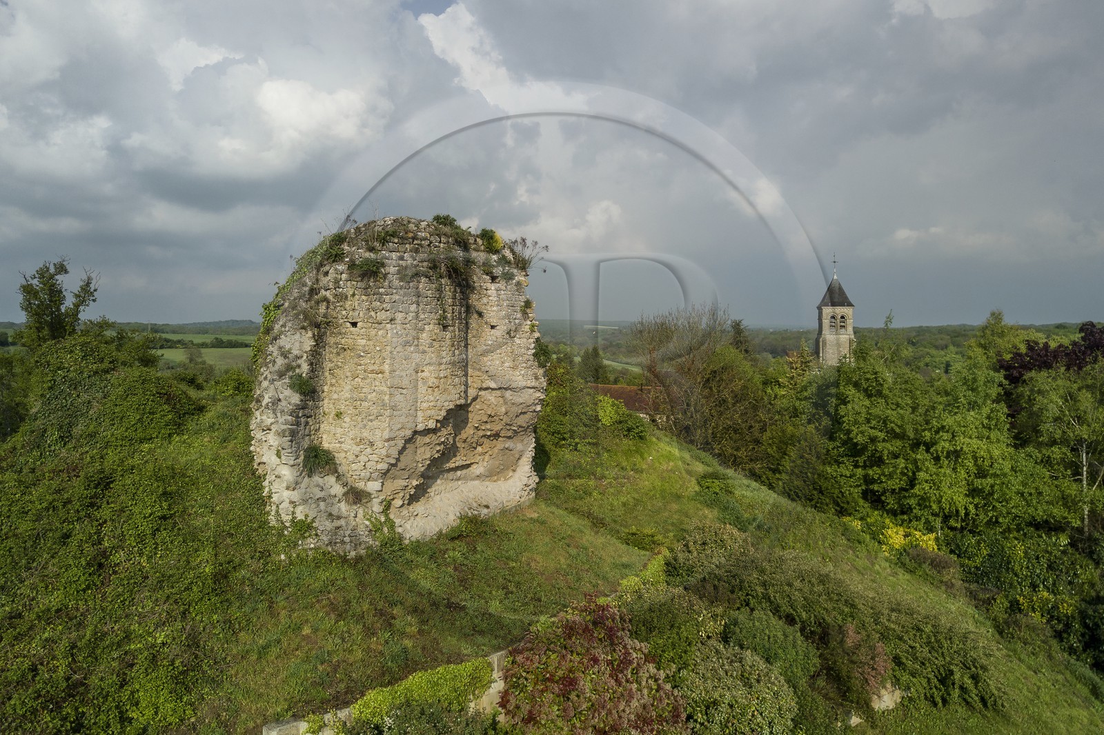 France, Yvelines (78), Montchauvet, ruines du donjon du chateau construit en 1136 par Amaury de Montfort et l'église Sainte Marie-Madeleine en arrière plan