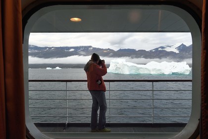 Groenland, cote ouest, fjord Uummannaq, photographe à bord du bateau de croisière MS Fram de la compagnie Hurtigruten