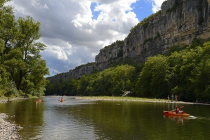 France, Ardèche (07), Ruoms, kayaks descendant la rivière Ardèche dans les défilés de Ruoms à Pradons