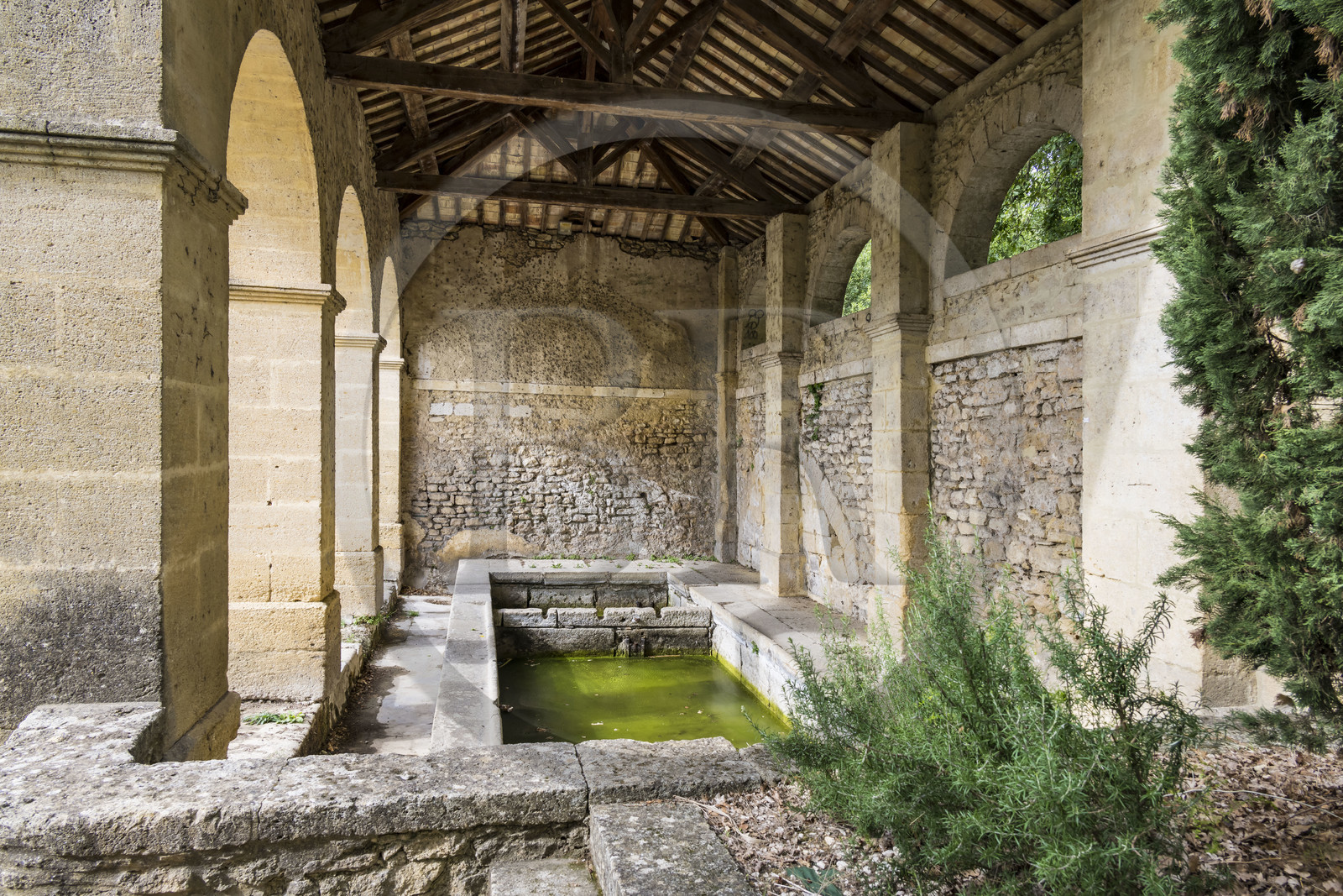 France, Gard (30), Vers-Pont-du-Gard, ancien lavoir sur la route de Misserand du village qui est sur le chemin longeant le tracé de l'aqueduc romain de Nimes