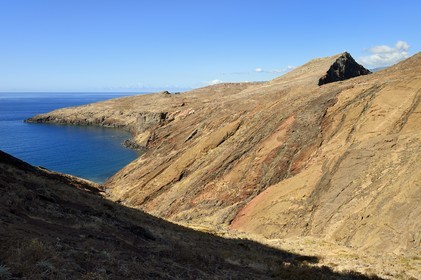 Portugal, Ile de Madère, randonnée dans la réserve naturelle de la Ponta de Sao Lourenço (pointe Saint Laurent) à l'extrême Est de l'ile, filon basaltique dans la baie d'Abra