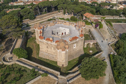 France, Var (83), Saint-Tropez, citadelle du XVIe siècle qui héberge le musée d'histoire maritime (vue aérienne)